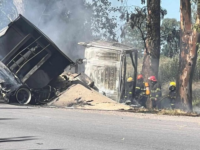 Dos vehculos chocharon y se prendieron fuego: un fallecido